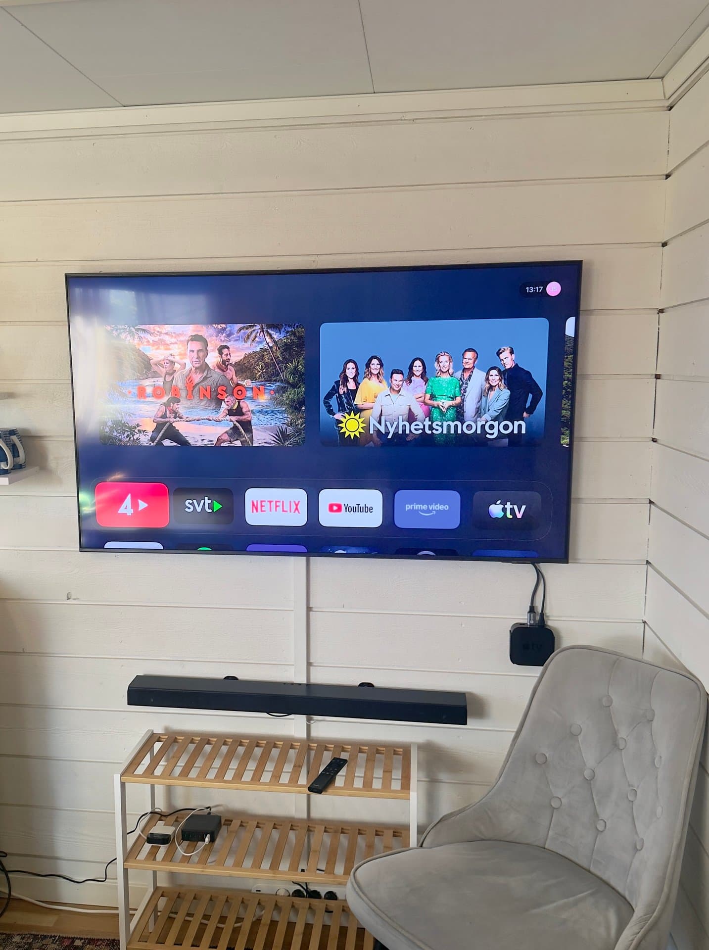 Mysig vardagsrum med smart-TV och streamingservice. Perfekt för underhållning och avkoppling under er vistelse på Hills Cottage.
