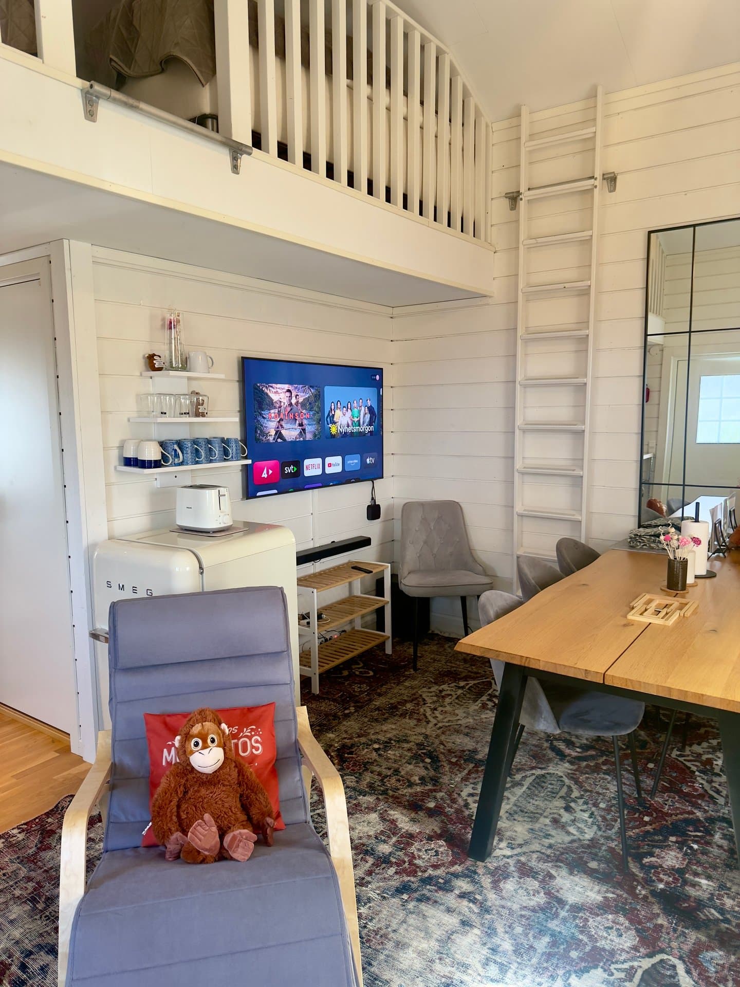 Modernt vardagsrum med smart TV, bekväma möbler och öppen planlösning. Perfekt för familjer som vill koppla av och underhållas tillsammans i Hills Cottage.